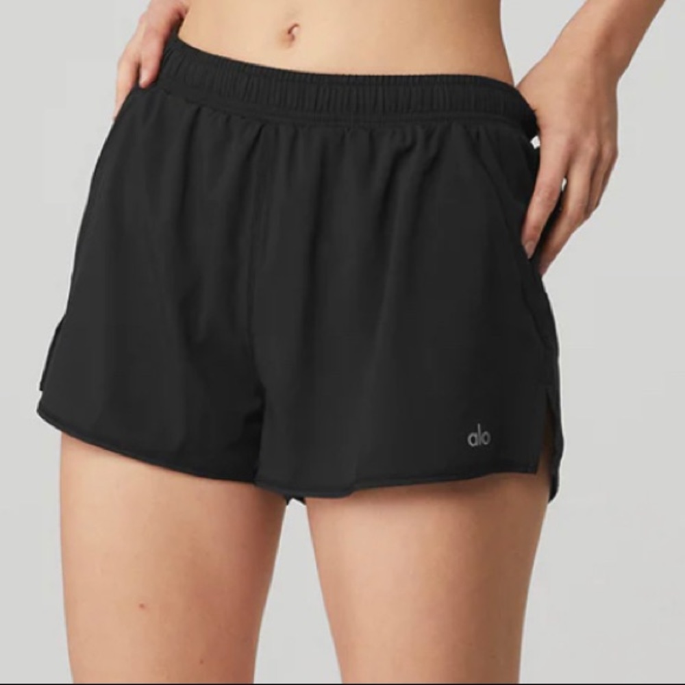 BNWT Alo Yoga: Black Stride Shorts - Black XXS